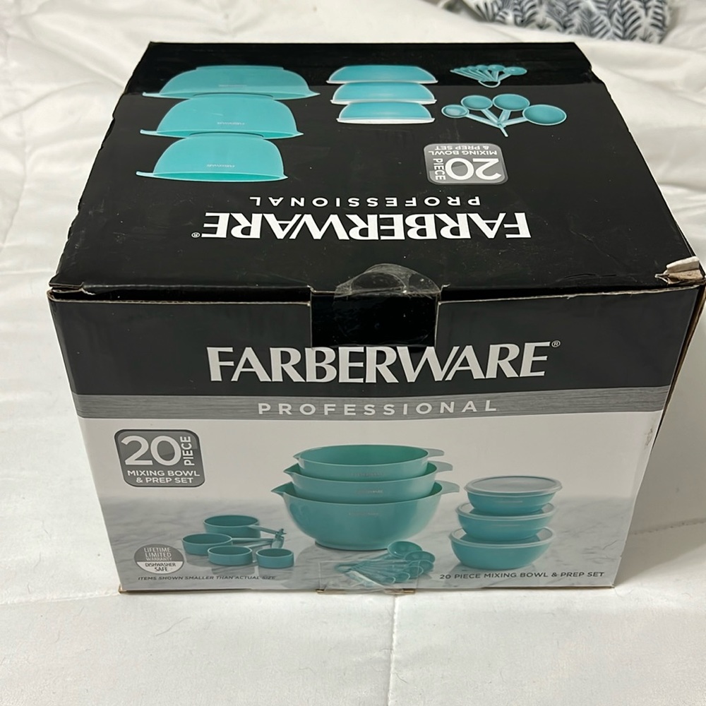Farberware 20 piece plastic mixing bowl set in turquoise.